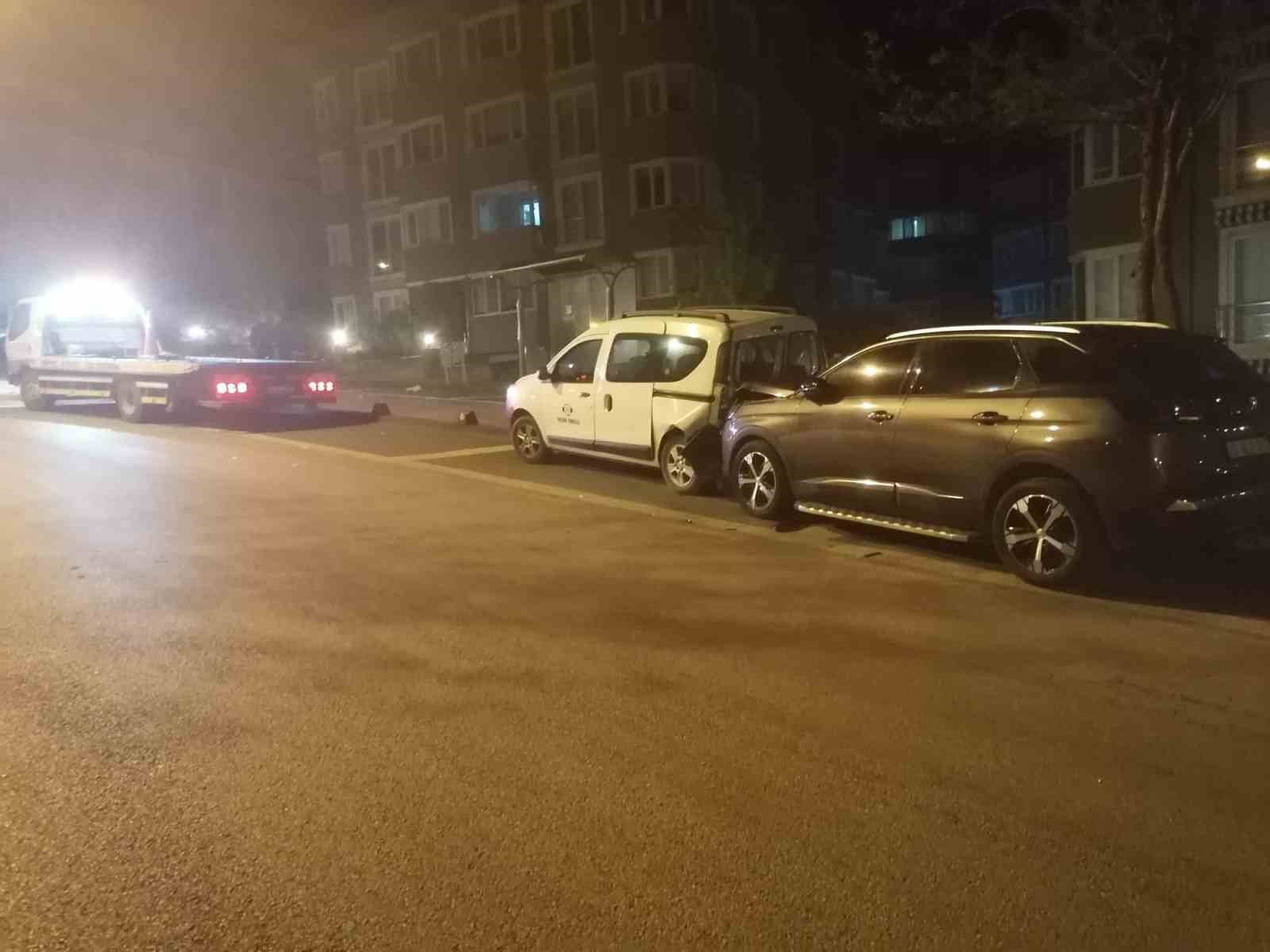 Ehliyetsiz s&uuml;r&uuml;c&uuml; polisten ka&ccedil;arken kaza yaptı
