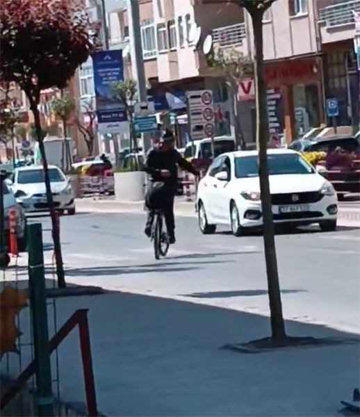 Yalova’da bisiklete ters binen vatandaşı gören şaştı kaldı
