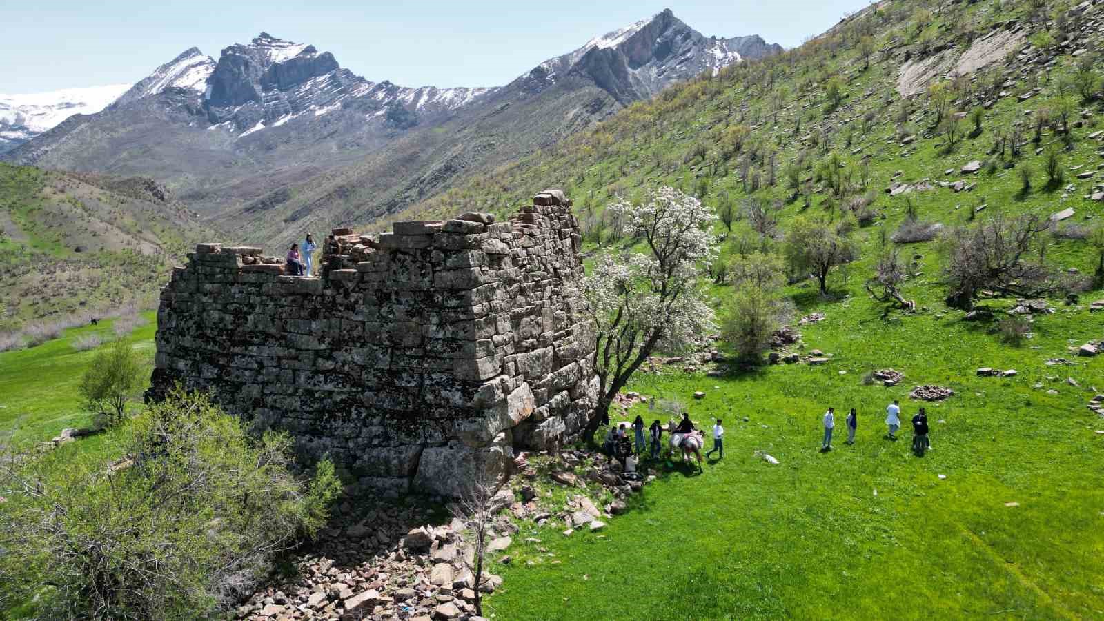 Beytüşşebap’ta terörden temizlenen yerlere doğa yürüyüşü yapılıp kamp kuruldu
