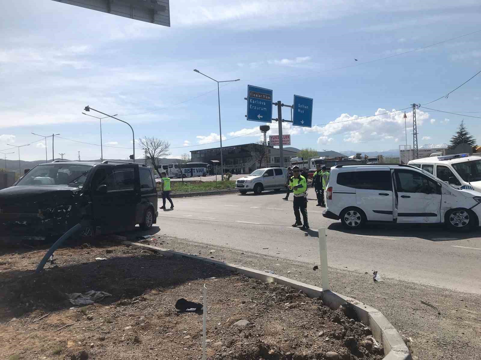 Bingöl’de minibüs ve hafif ticari araç çarpıştı: 15 yaralı