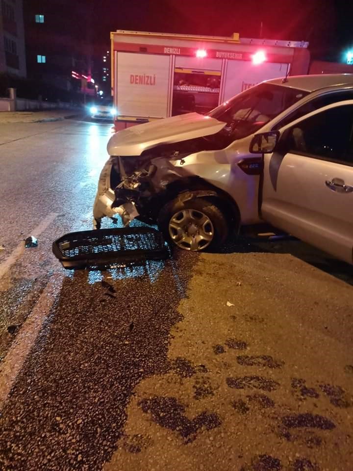 Denizli’de iki otomobil çarpıştı: 4 yaralı