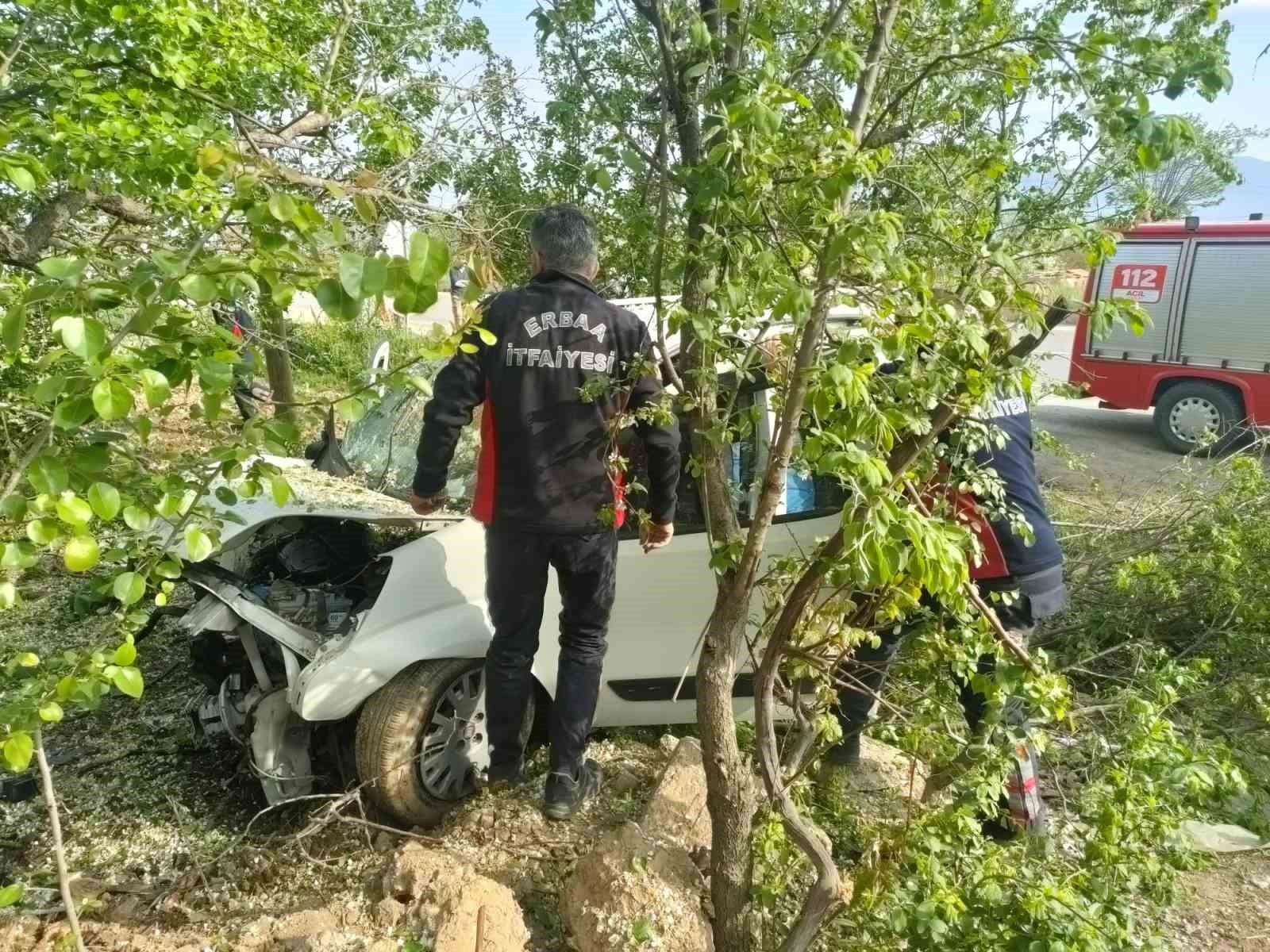 Tokat&rsquo;ta virajı alamayarak ağaca &ccedil;arparak durabildi
