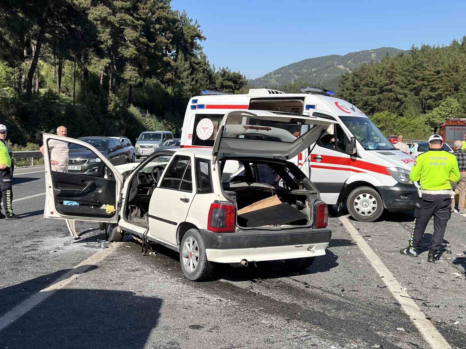 Manisa&rsquo;da trafik kazası: 3 yaralı
