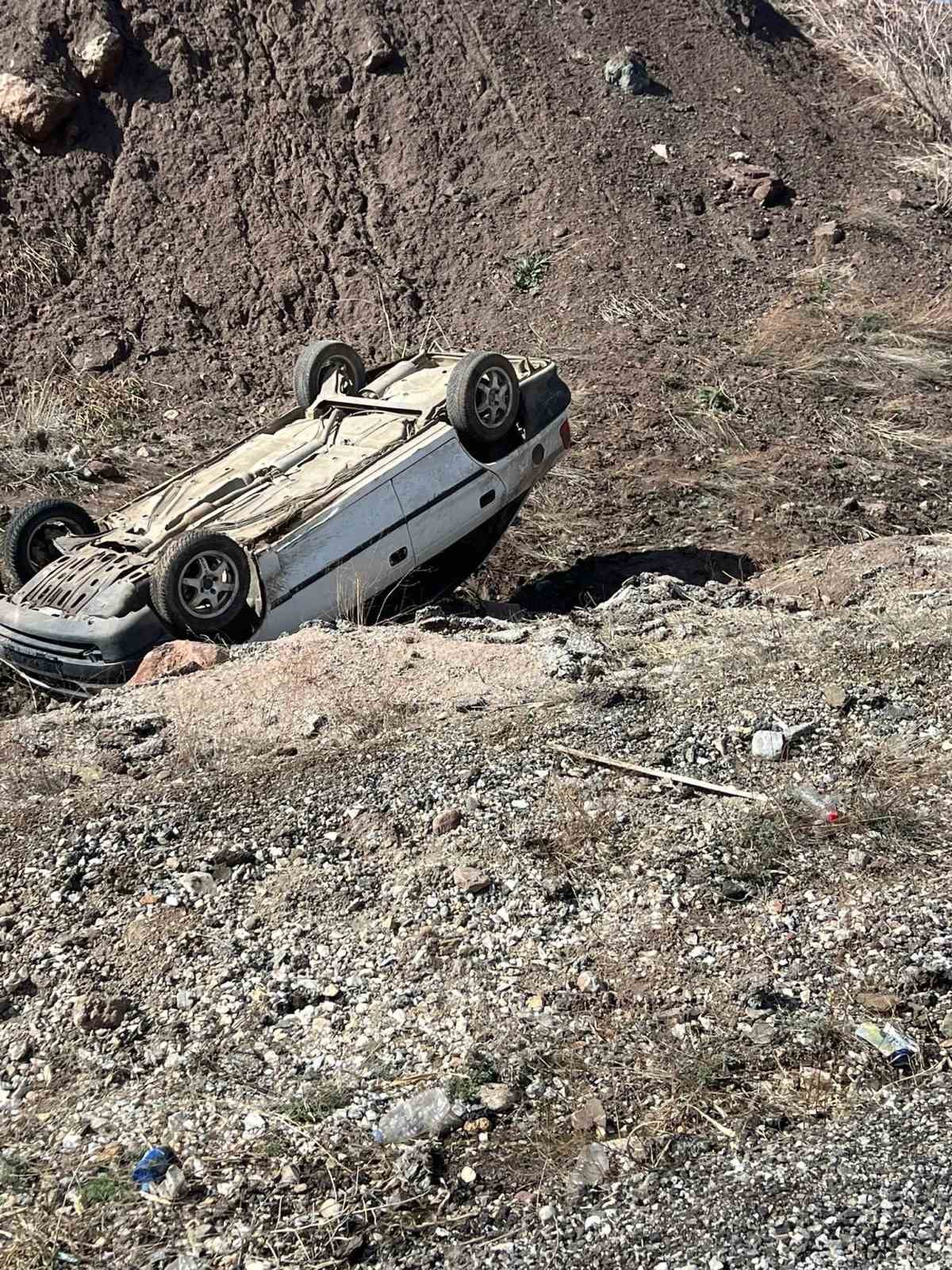 Y&uuml;ksekova&rsquo;da otomobil devrildi: 9 yaralı
