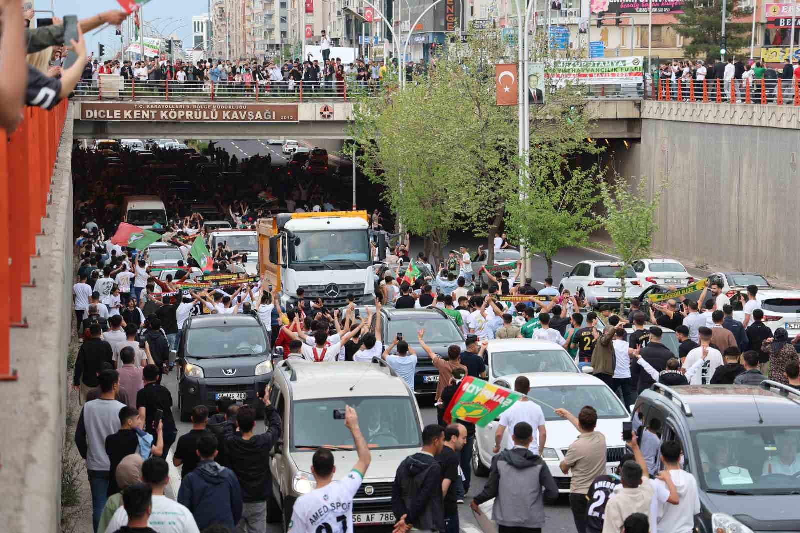 Diyarbakır’da binlerce taraftar dev ekranda maç keyfi yaptı
