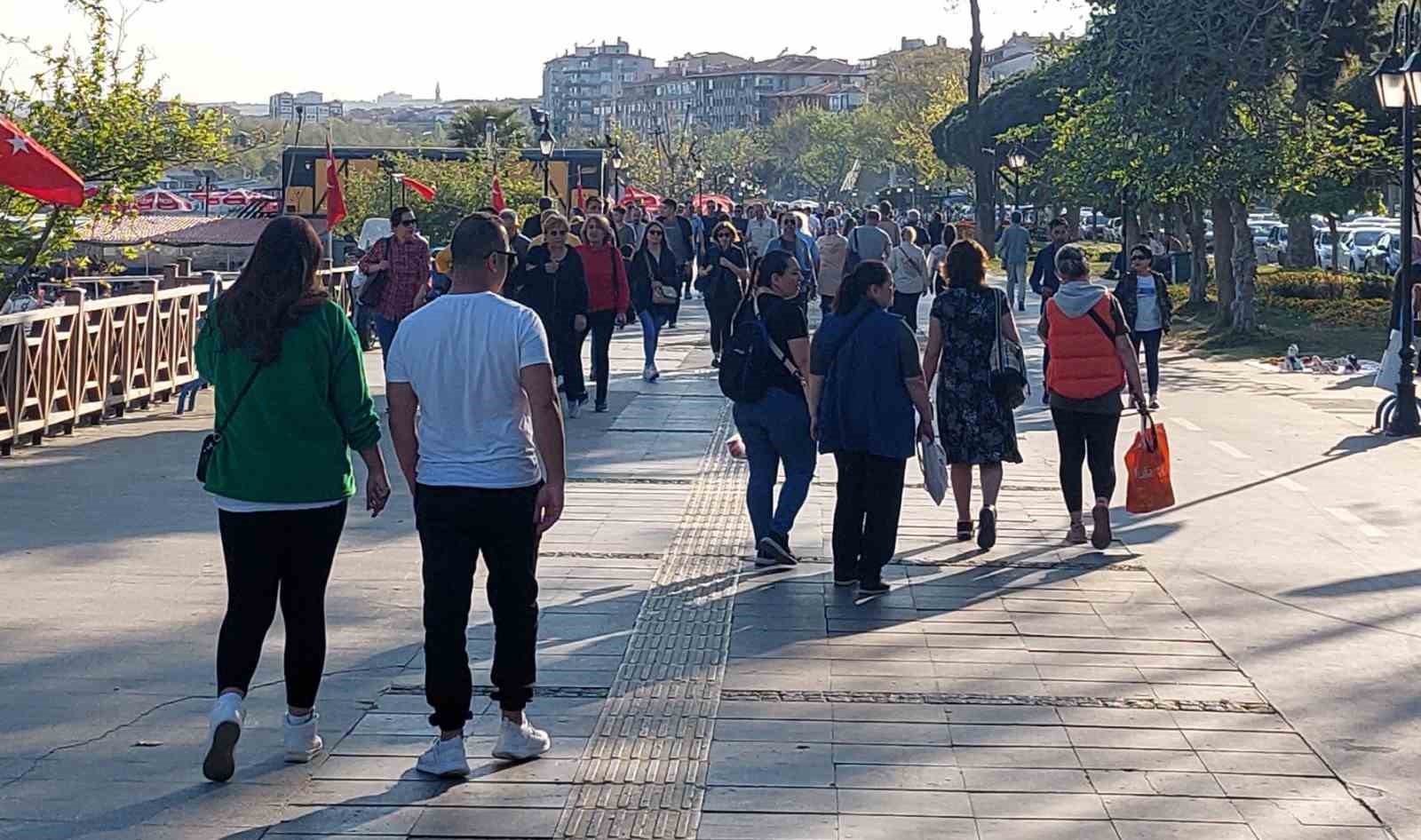 Tekirdağ&rsquo;da bayram tatilinin son g&uuml;n&uuml;nde sahil doldu taştı
