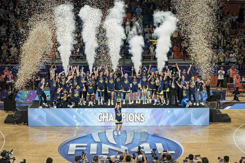 FIBA Kadınlar Euroleague’de şampiyon olan Fenerbahçe kupasını aldı
