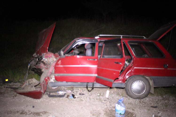 &Ccedil;anakkale&rsquo;de iki otomobil kafa kafaya &ccedil;arpıştı: 8 yaralı 