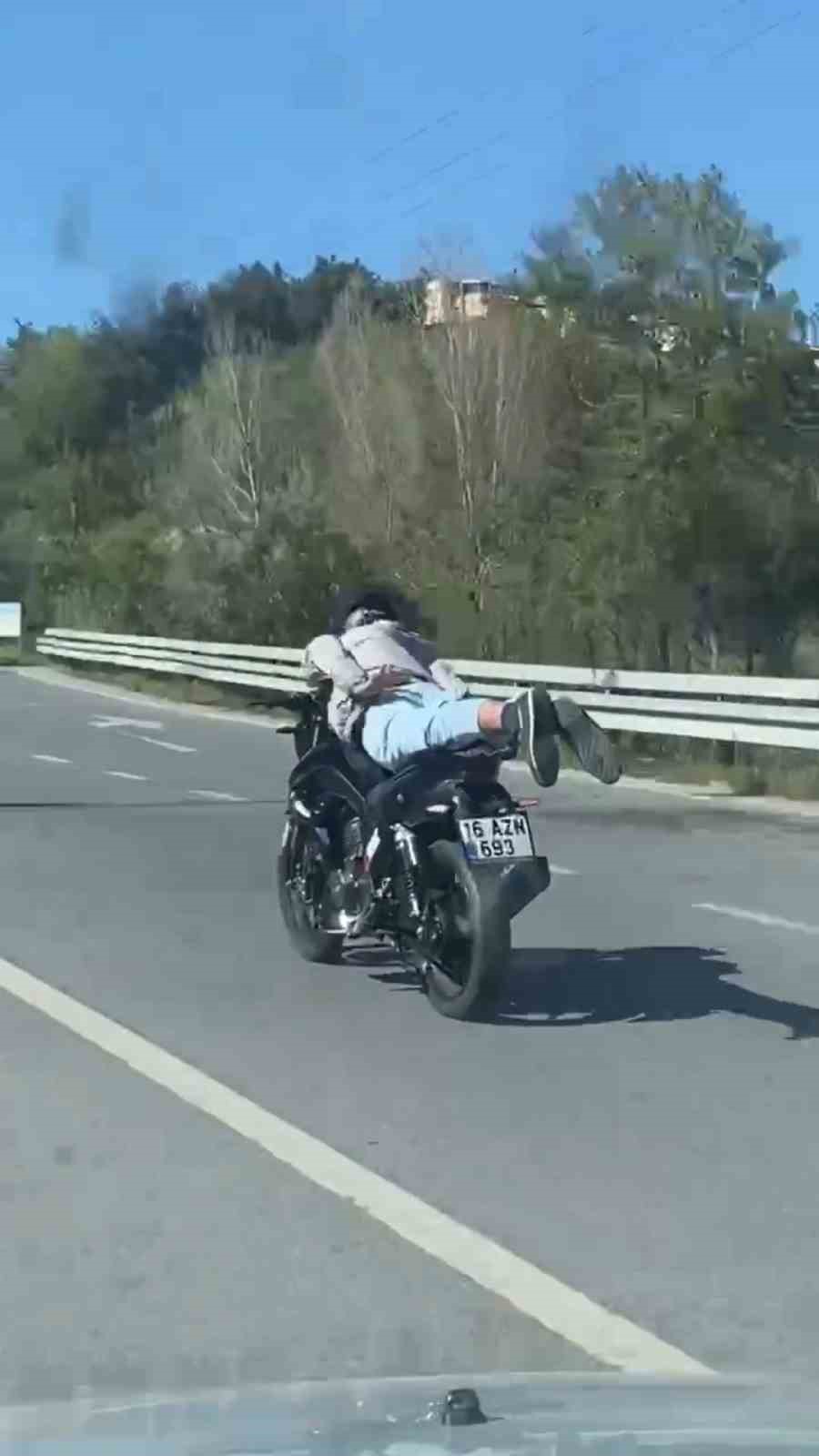 Gençlerin motosikletle tehlikeli yolculuğu...
