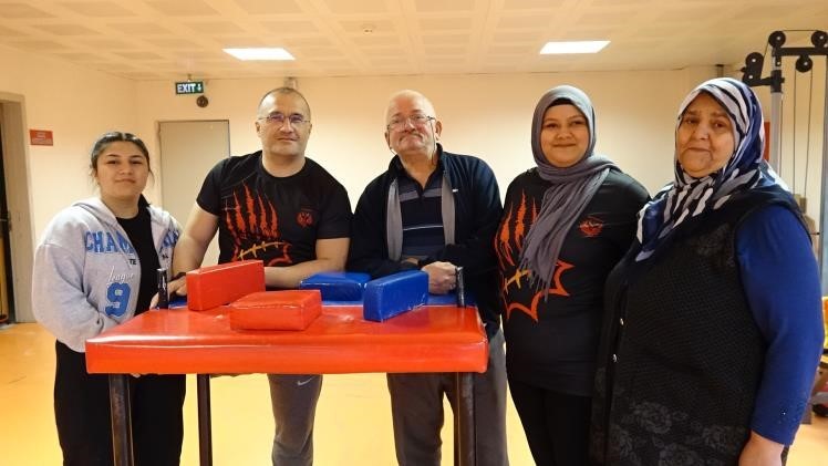 Kütahyalı bilek güreşi Türkiye birincisi Asude Sarı, Avrupa şampiyonasına hazırlanıyor