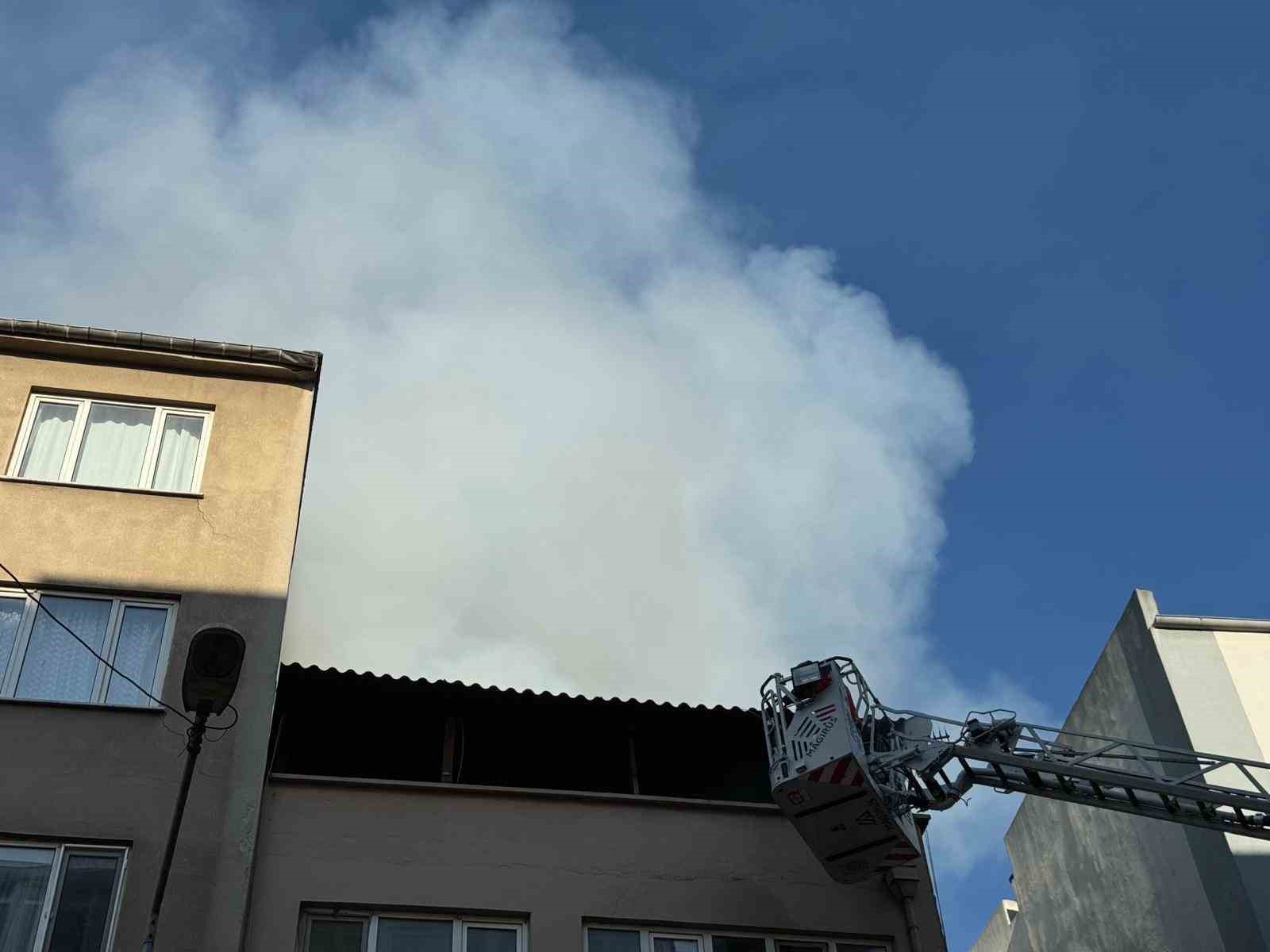 Balıkesir merkezde korkutan &ccedil;atı yangını
