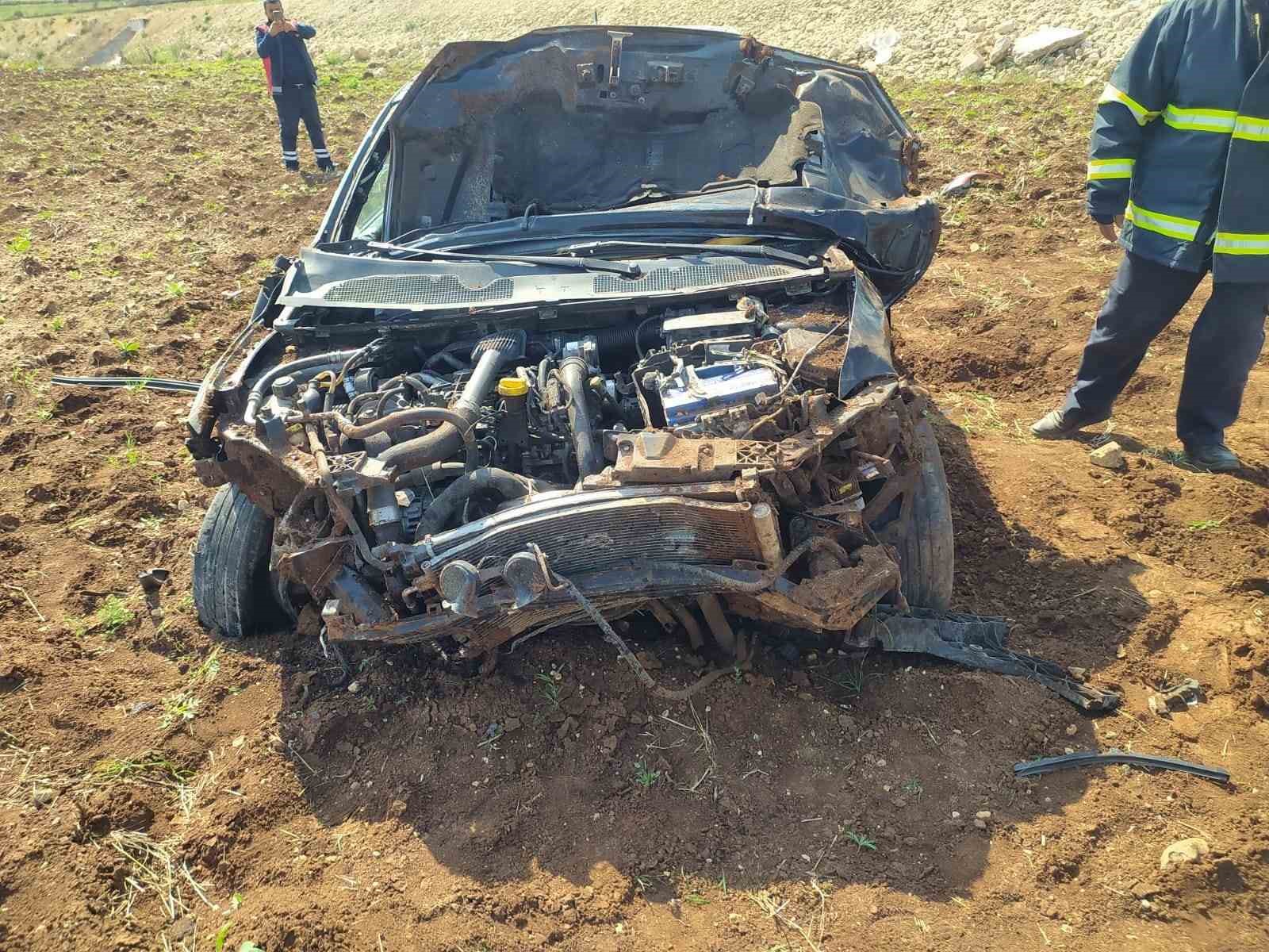 Midyat’ta tekeri patlayan otomobil yol kenarına savruldu: 2 yaralı