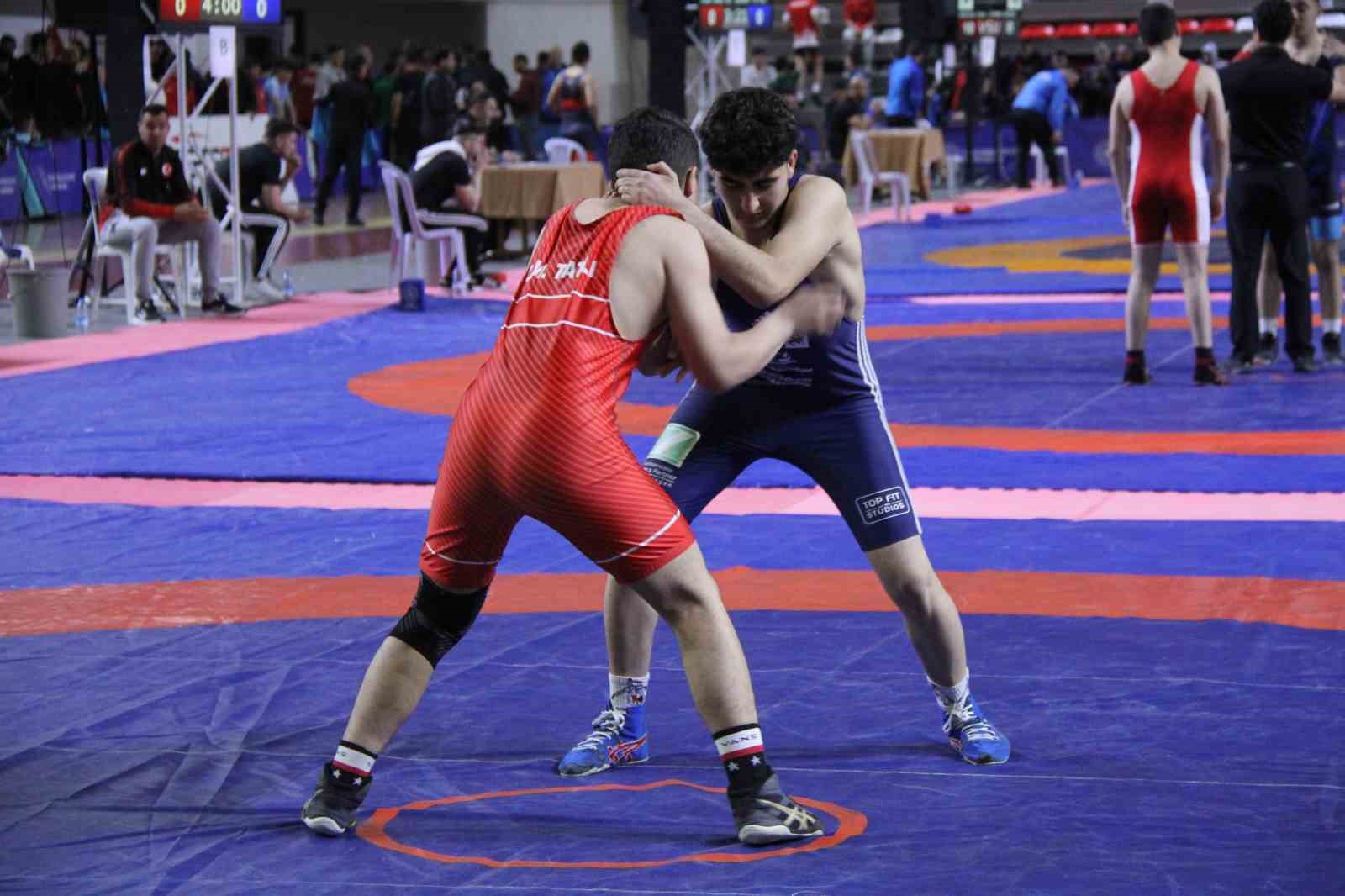Güreş U15 Türkiye Şampiyonası, Sivas’ta başladı
