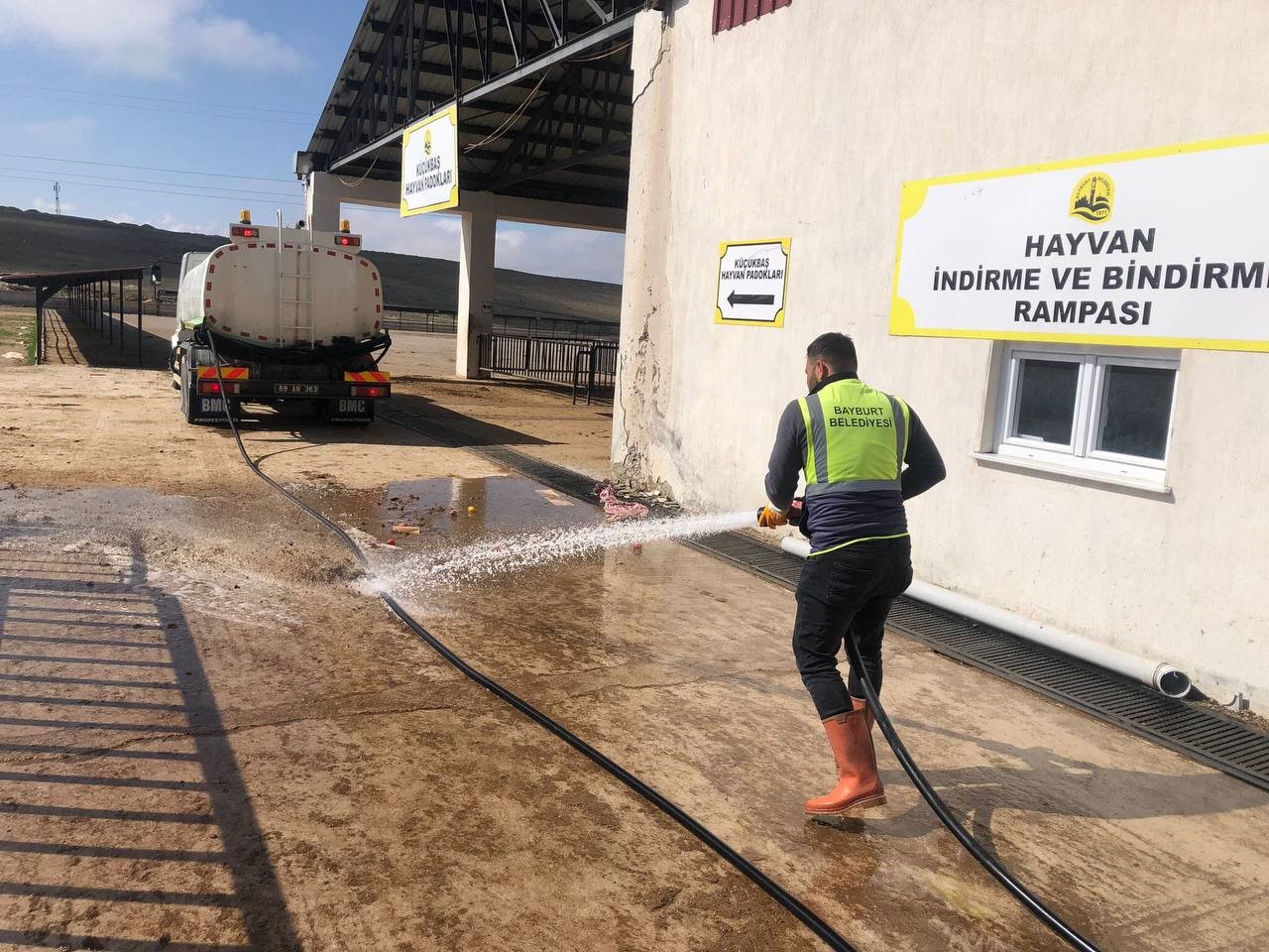 Bayburt’ta genel bahar temizliği yapıldı canlı hayvan pazarı tazyikli suyla yıkandı