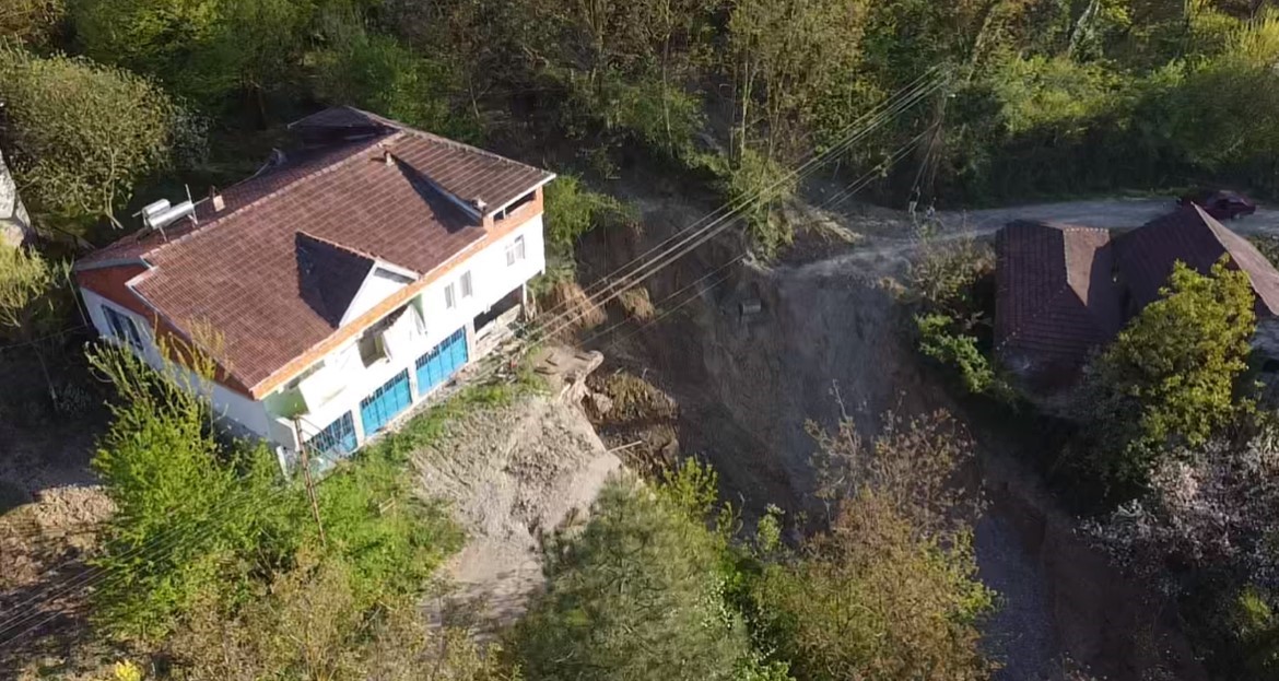 Mahalle sakinleri, d&ouml;rt aydır heyelanda &ccedil;&ouml;ken yolun yapılmasını bekliyor
