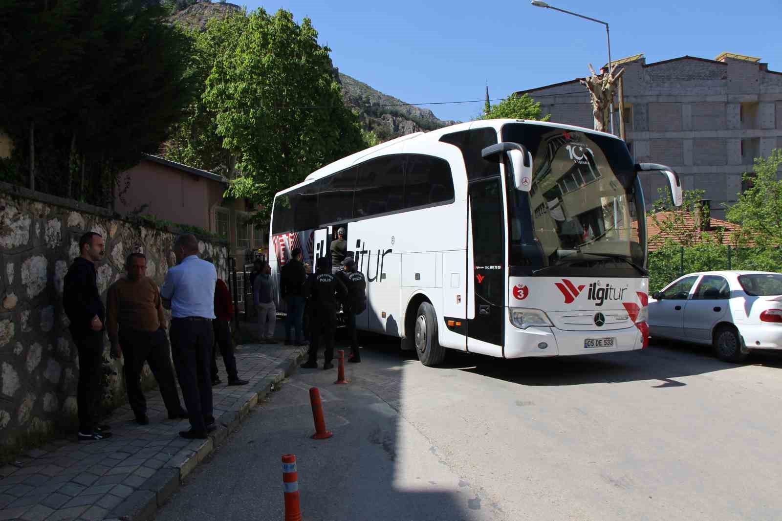 Amasya’da İl Göç İdaresi binasından kaçan 25 kaçak göçmenden 24’ü yakalandı, bakanlık soruşturma başlattı
