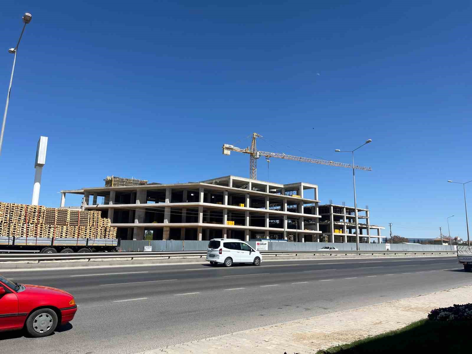 Y&uuml;ksekten d&uuml;şen inşaat iş&ccedil;isi yaralandı
