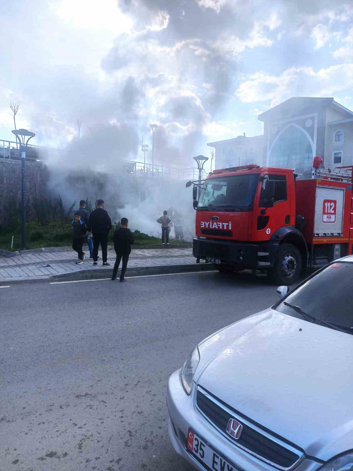 DEM Partili belediyeye tepki gösteren şahıs eşyalarını ateşe verdi
