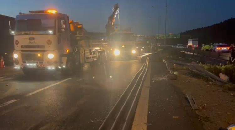 Pendik&rsquo;te tır devrildi 