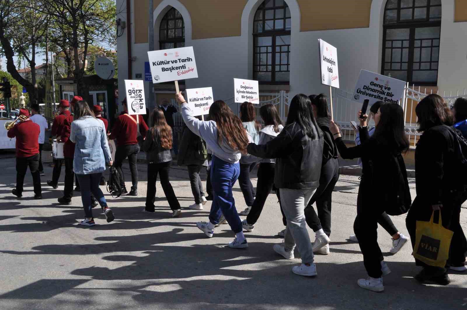 Turizm Haftası için liseli öğrencilerle yürüyüş düzenlendi
