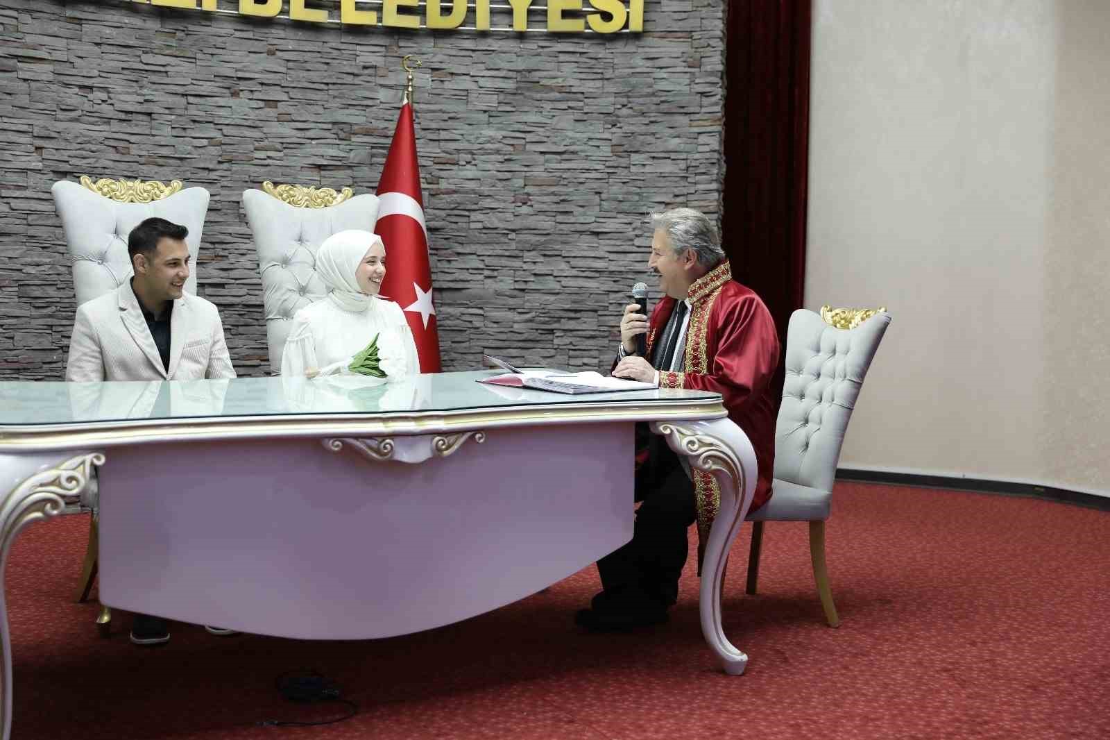 Başkan Palancıoğlu, genç çifte sürpriz yaparak nikâhlarını kıydı
