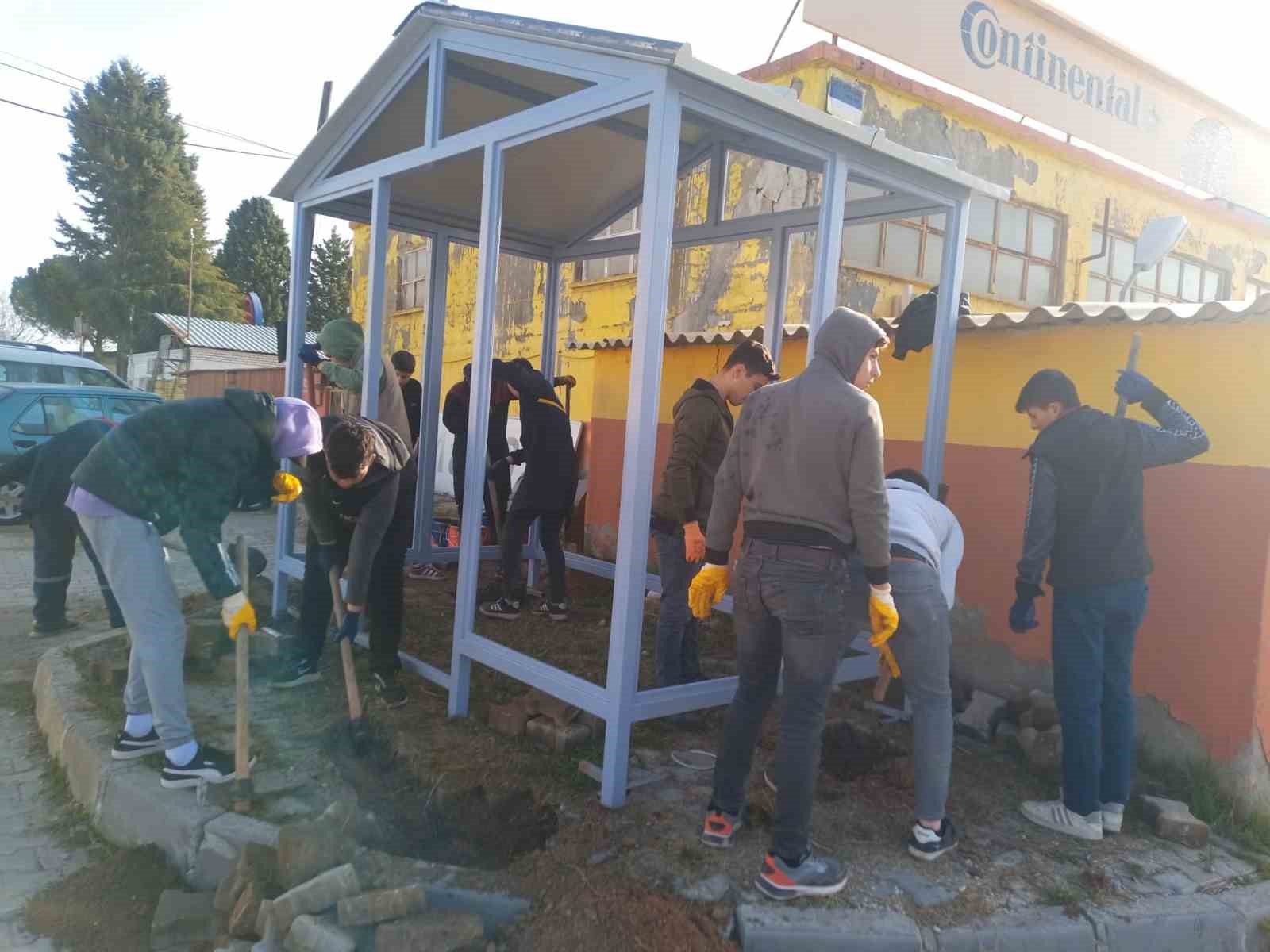 Gediz’de meslek liseli öğrenciler yaptıkları kapalı durağı belediyeye teslim ettiler
