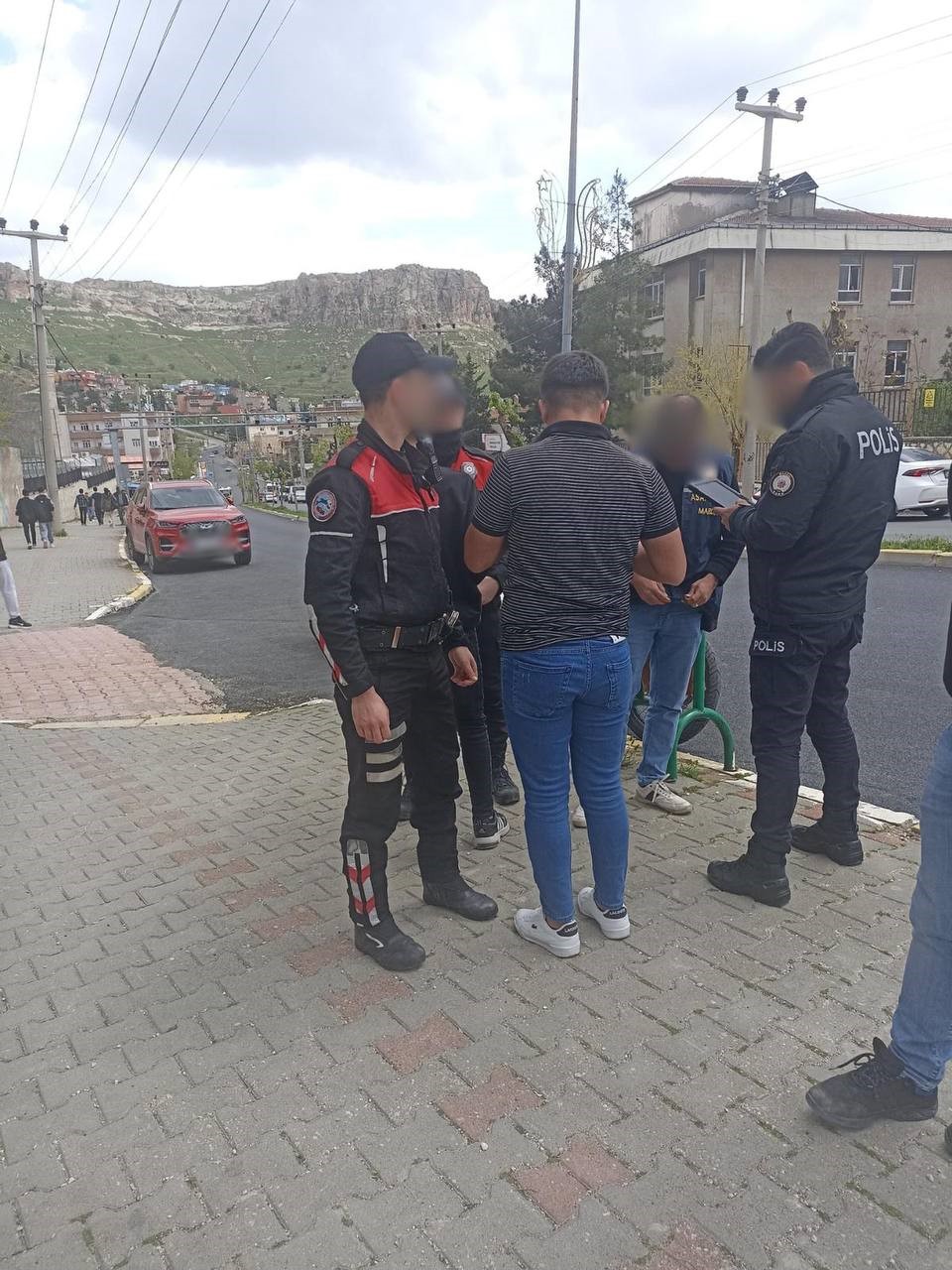 Mardin’de polis ekipleri tarafından okul çevreleri ve servis araçları denetlendi
