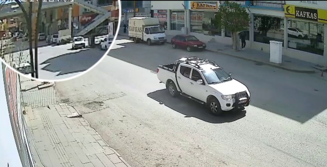 14 yaşındaki genç kız üst geçitten atladı