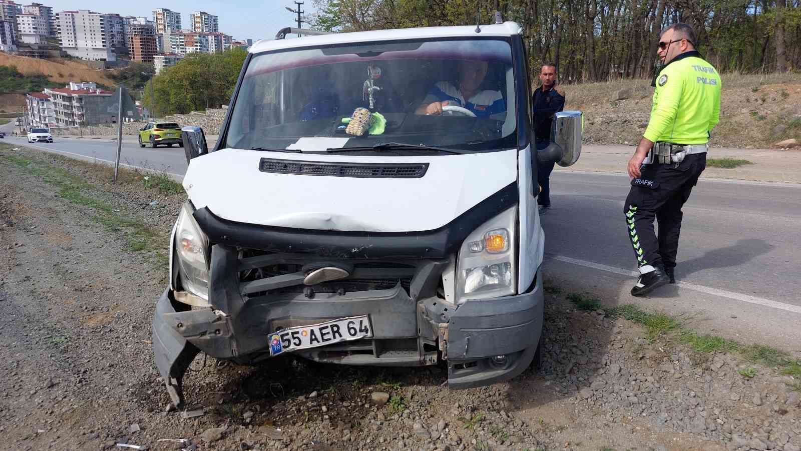 Samsun’da minibüs ile otomobil çarpıştı: 2 yaralı
