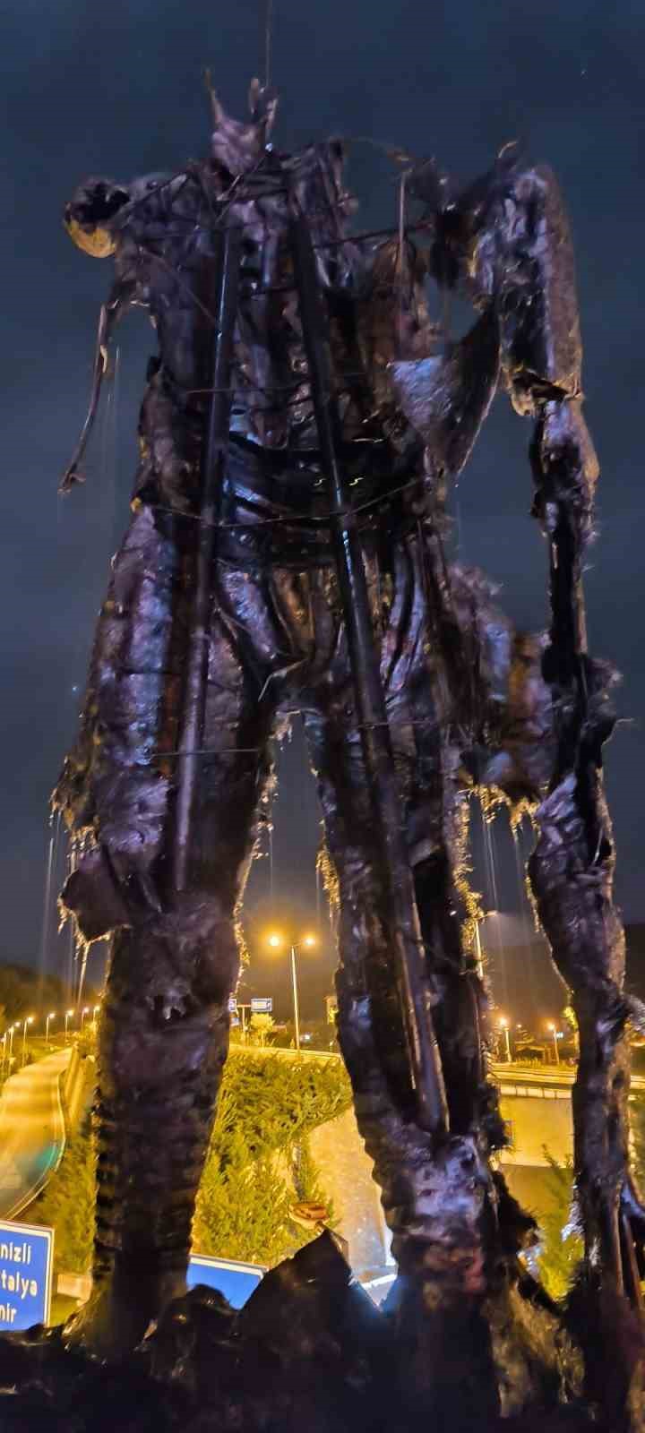 Denizli’de Milli Mücadele kahramanının heykeli kundaklandı
