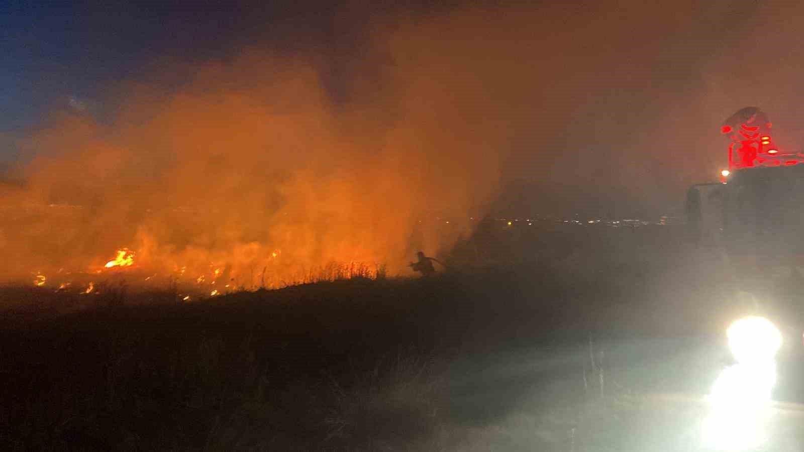 Erzincan’da örtü yangını itfaiyenin müdahalesiyle söndürüldü
