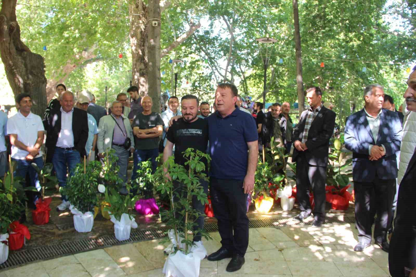 Mut’ta belediye başkanına gönderilen tebrik çiçekleri ihtiyaç sahiplerine yardıma dönüştü
