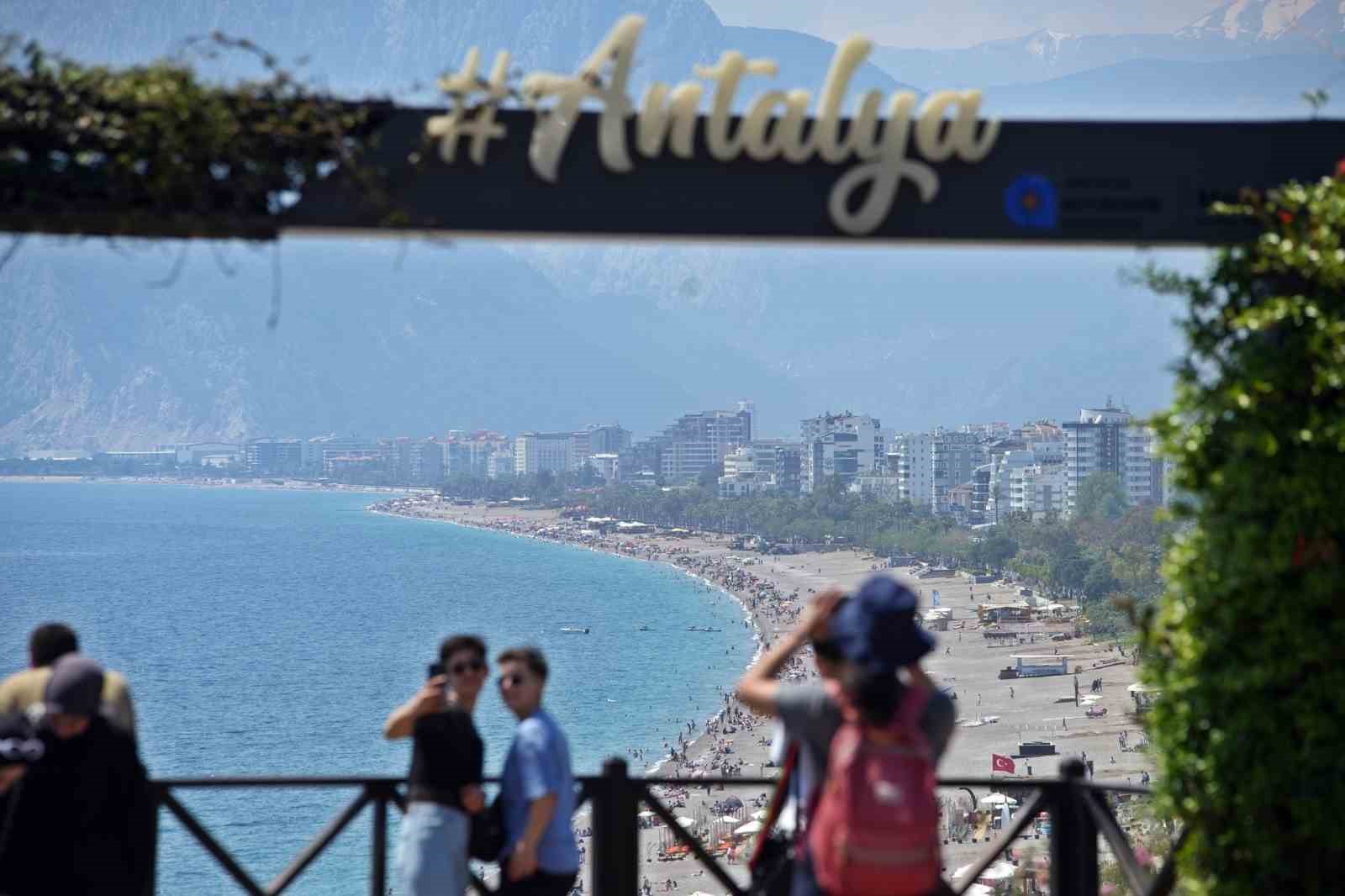 Antalya’da düşen sıcaklık bile mevsim normalleri üzerinde seyrediyor
