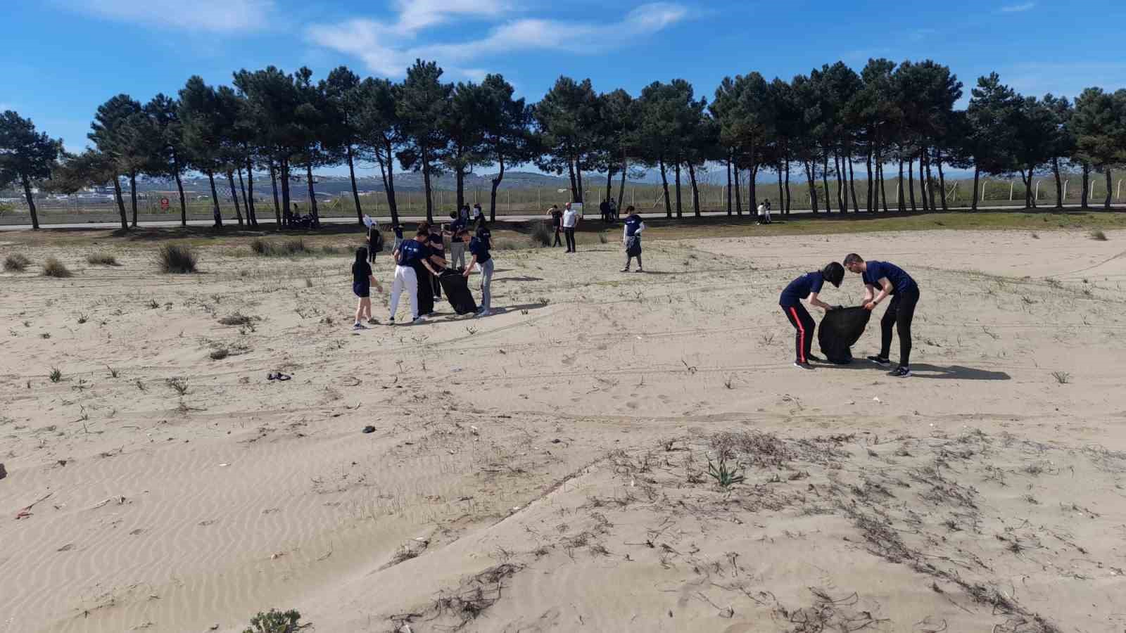 Sinop’ta öğrenciler sahil temizliği yaptı
