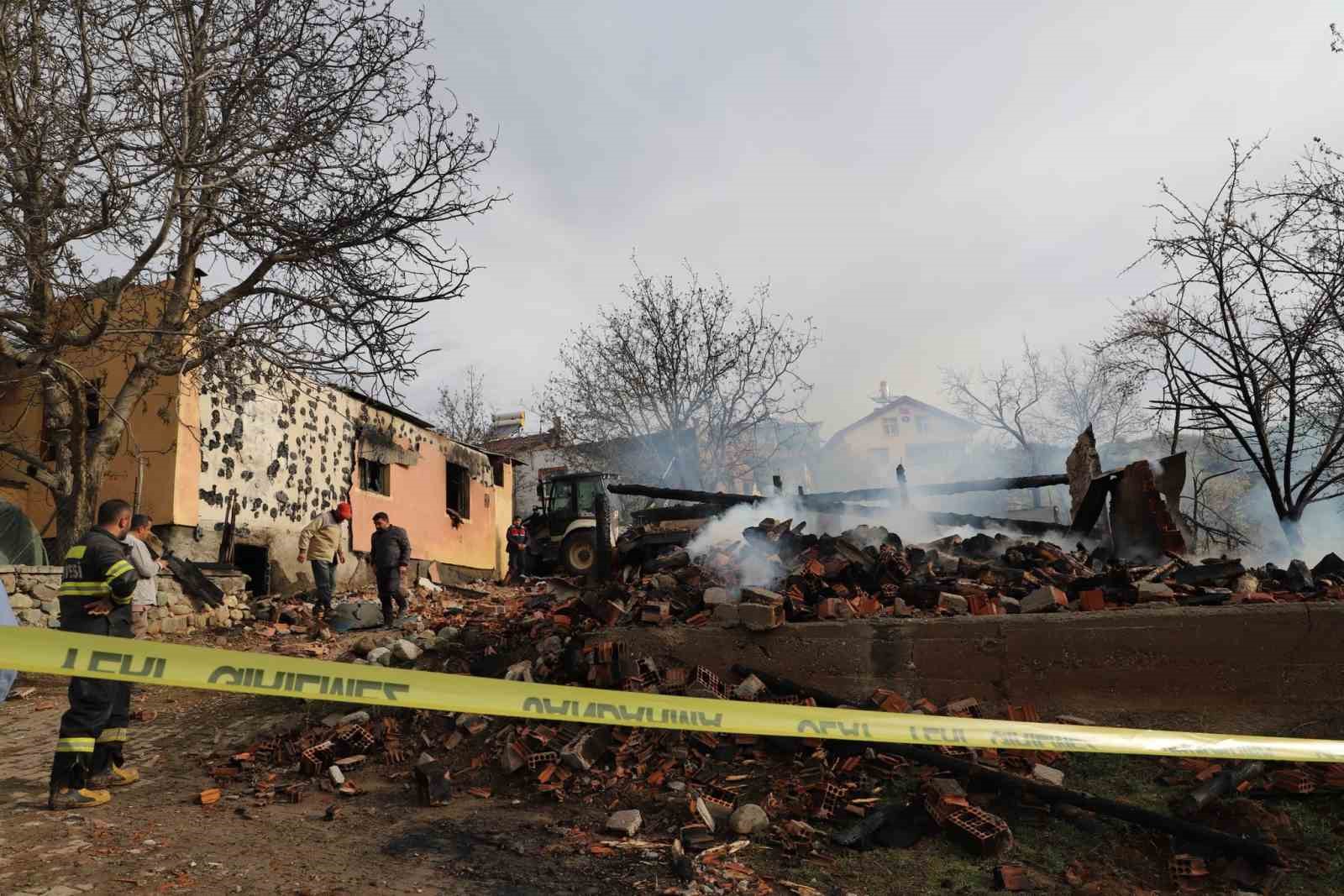 Vali Taşolar’dan 2 evin yandığı, 2 ev ve 2 ahırın hasar gördüğü köyde inceleme
