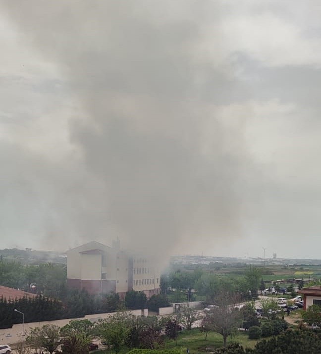 Tekirdağ&rsquo;da okul &ccedil;atısı alev alev yandı, &ouml;ğrenciler tahliye edildi 