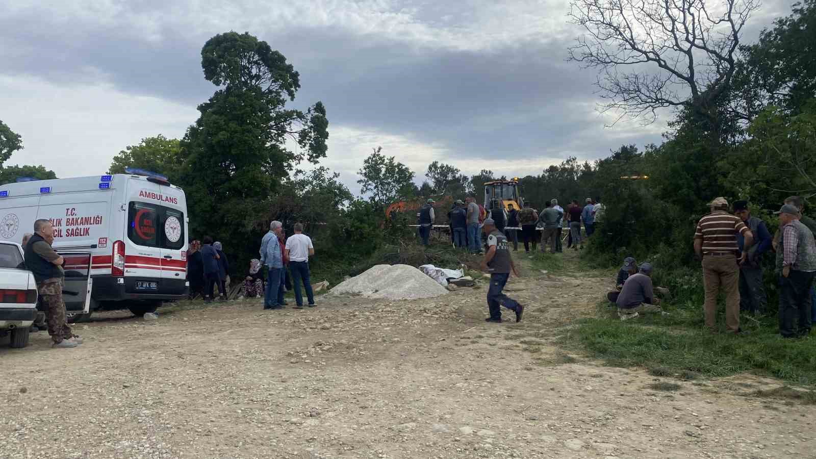 Çanakkale’de toprak kayması: Göçük altında kalanları kurtarma çalışmaları devam ediyor
