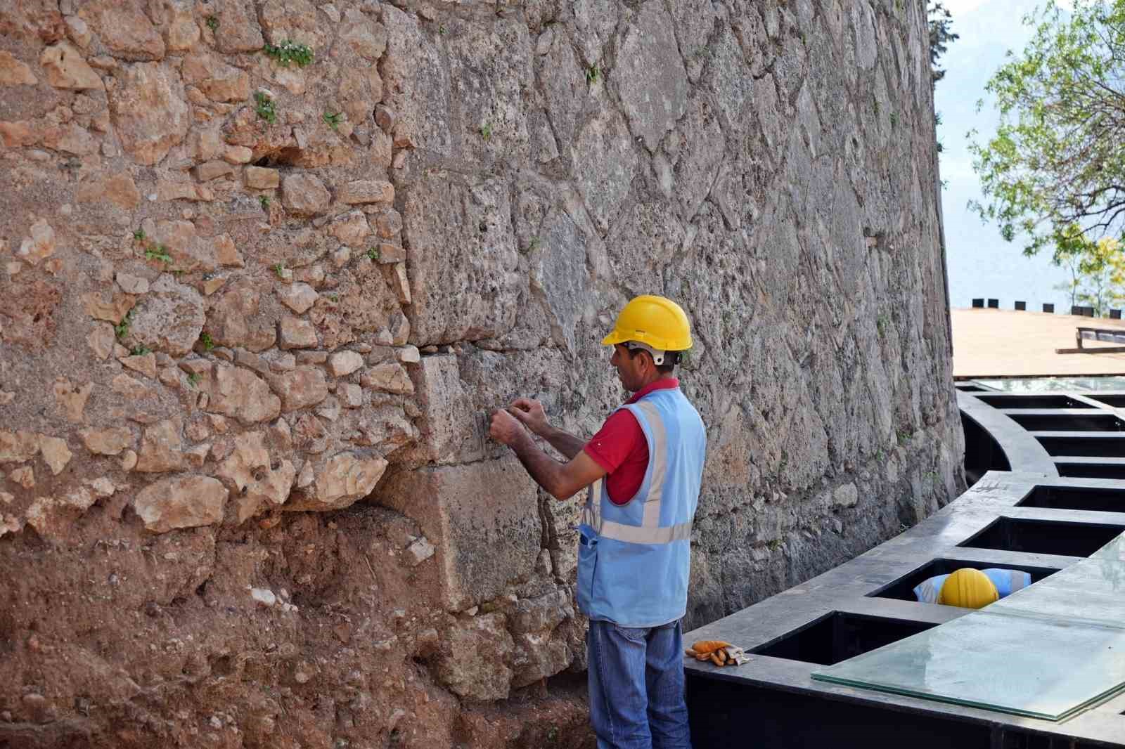 Antalya’da deniz manzaralı 3 bin 500 yıllık 800 metre uzunluğunda sütunlu cadde keşfedildi
