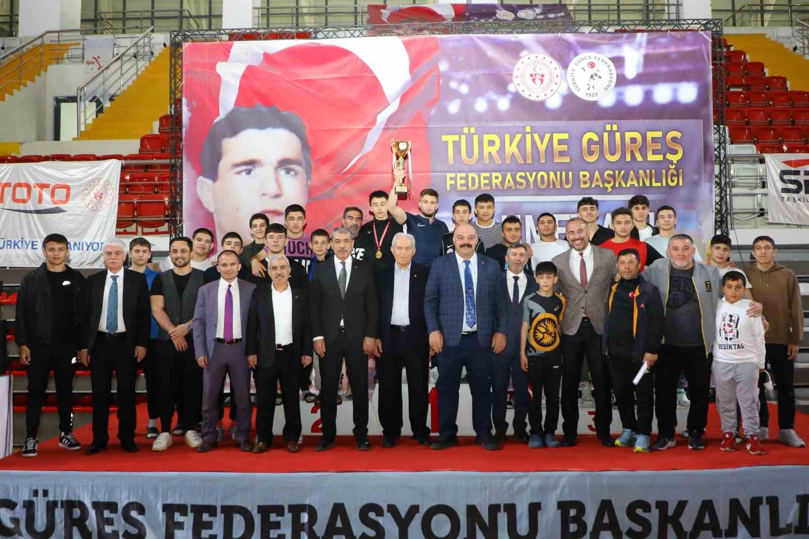 Ahmet Ayık U15 Erkekler Serbest Güreş Türkiye Şampiyonası sona erdi
