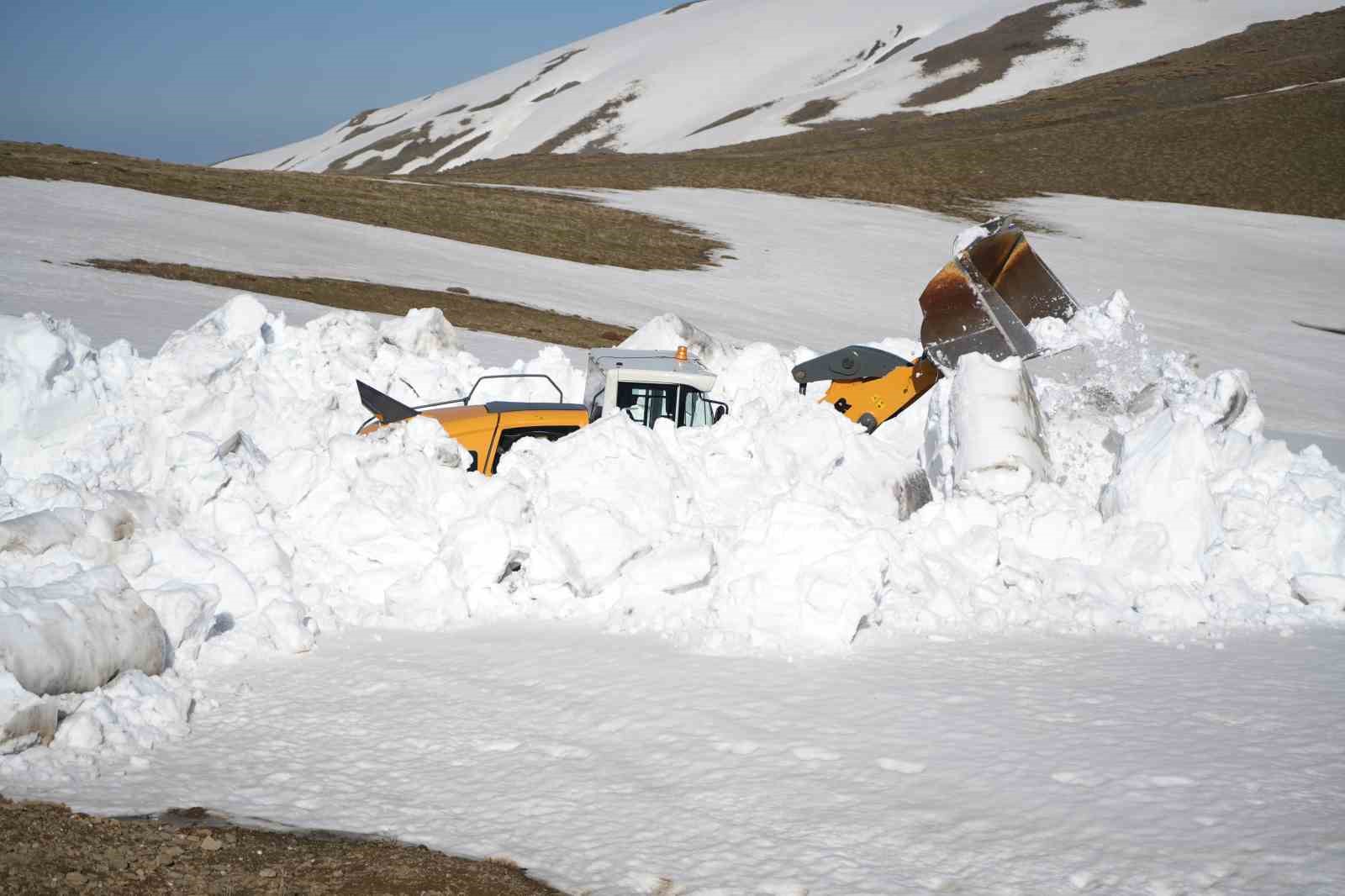 Muş’ta karla mücadele ekipleri 4 ayda 23 bin kilometre yol açtı
