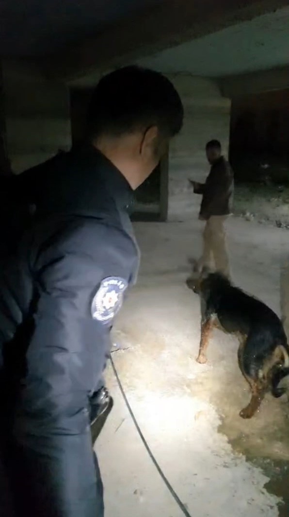 Tokat polisi mahsur kalan köpeği kurtardı
