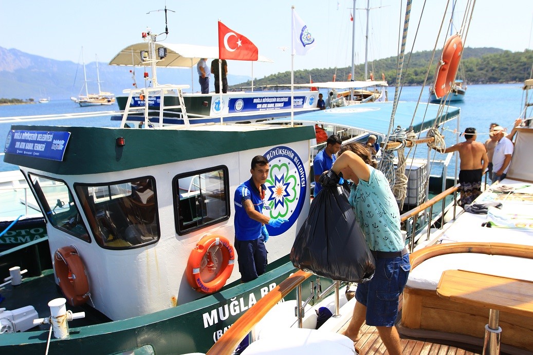 Büyükşehir bayram tatilinde teknelerden atık toplamaya devam etti
