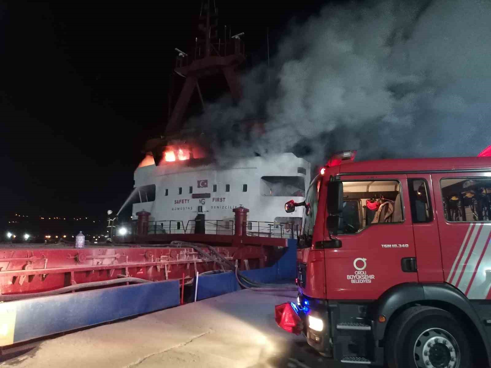 Ordu’da çimento yüklü gemi alevler içinde kaldı: 1 vatandaş dumandan etkilendi
