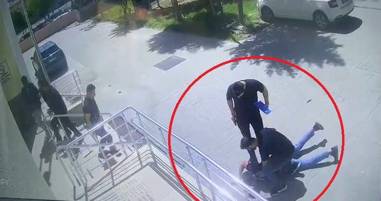 Diyarbakır’da adliye çıkarılan şüphelilere bıçaklı saldırı girişimi güvenlik kamerasına yansıdı
