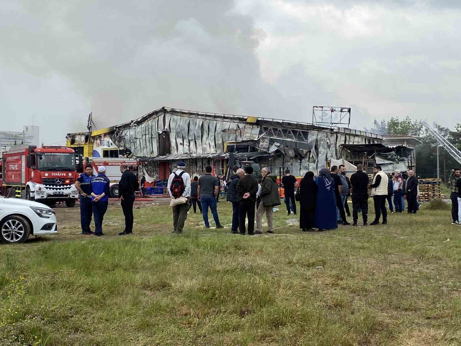 Market yangınında bin 350 metrekare kapalı alanın tamamı kül oldu
