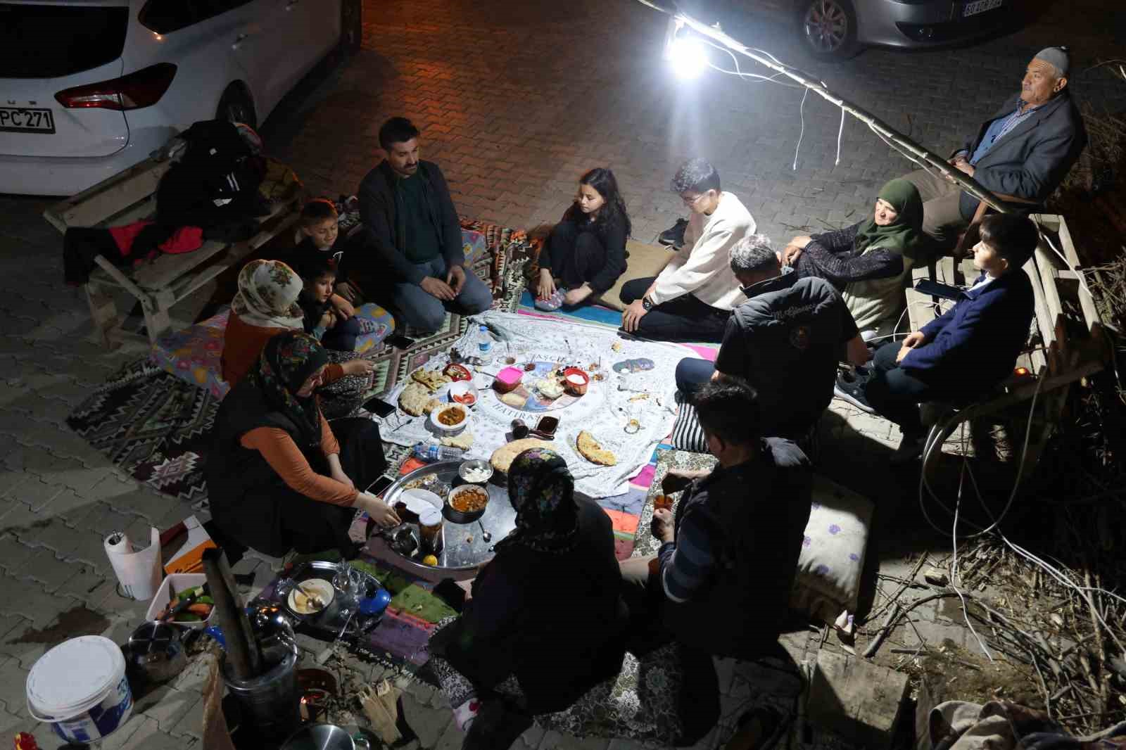 Depreme yakalanan vatandaşlar geceyi dışarıda geçiriyor
