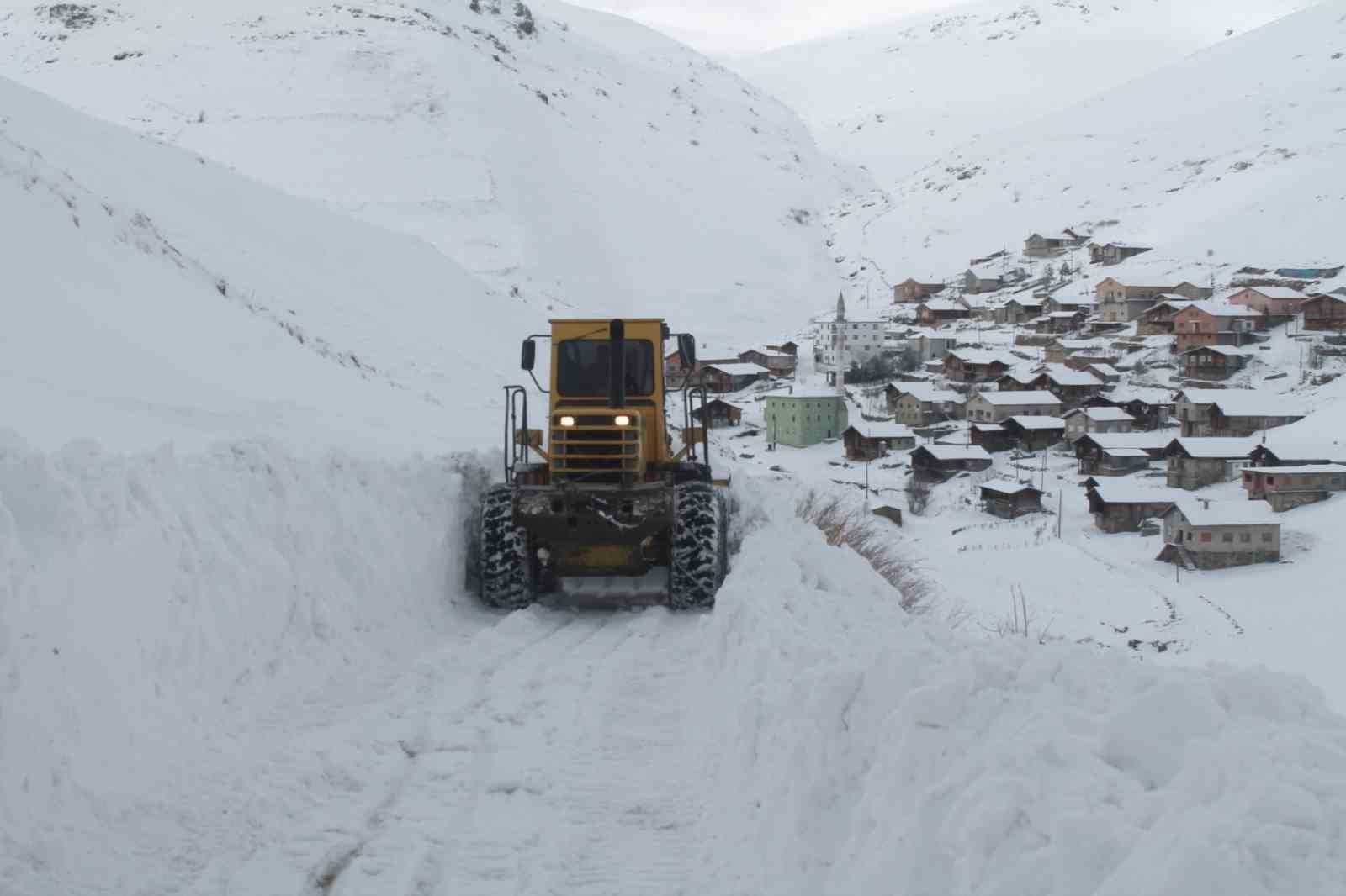 Bayburt- Trabzon arasında ilkbaharda karla mücadele
