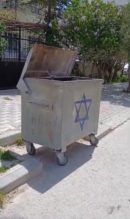 İsrail’i çöp konteynerine çizdikleri amblemle protesto ettiler
