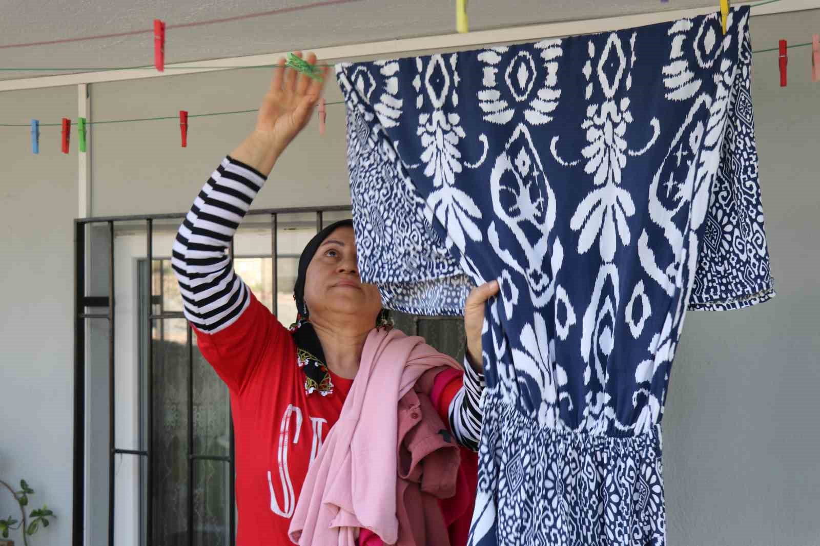 Beğendiği kıyafetleri mağazadan değil kurutma telinden çaldı