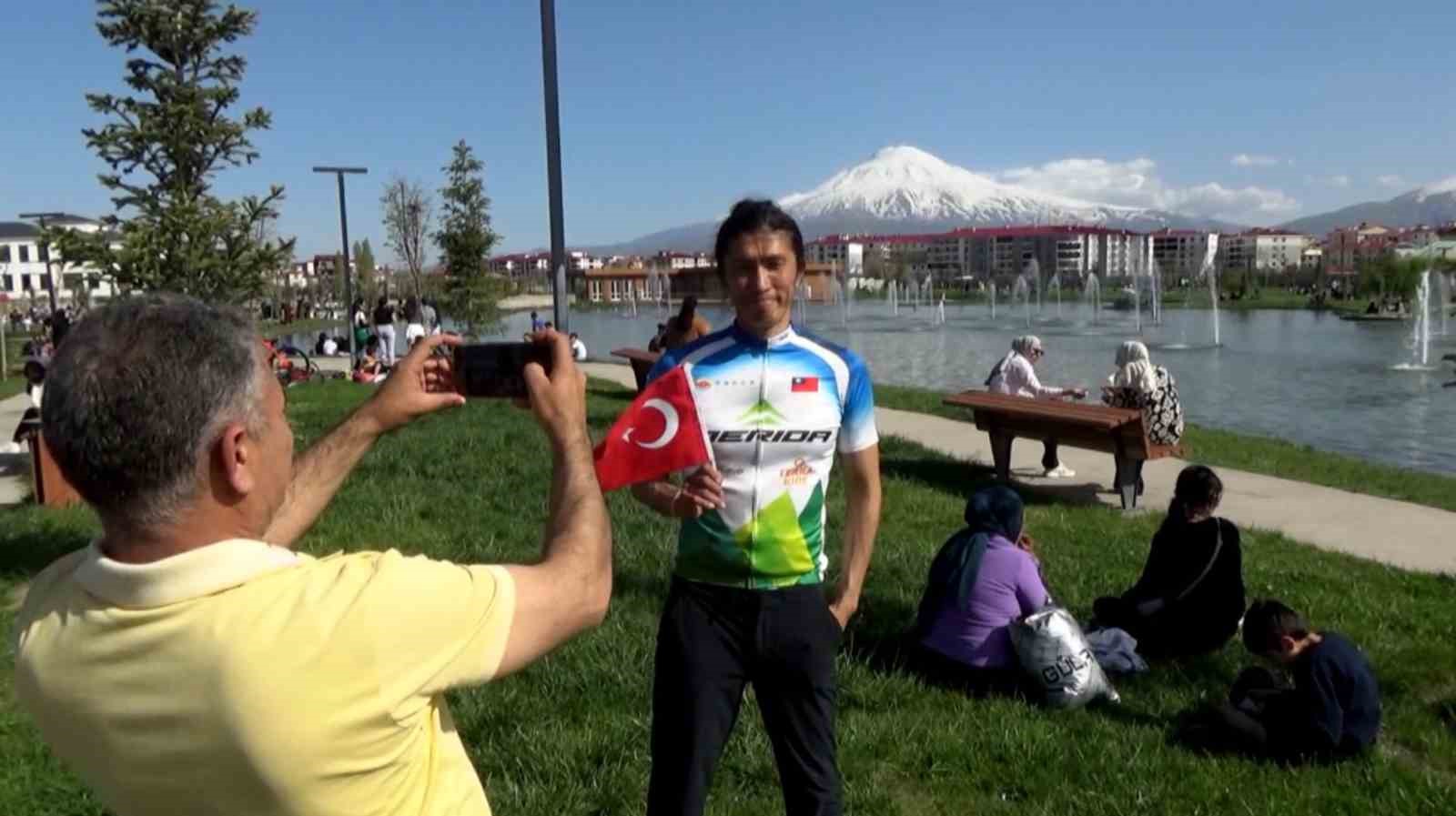 Tayvanlı bisikletçi Jacky Chen, İsrail-İran gerilimine rağmen dünya turundan vazgeçmedi
